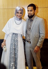 Mereka tampil serasi dengan busana bernuansa abu-abu. Pool/Ismail/detikFoto.