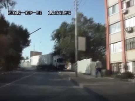 Rem Blong, Truk Bermuatan Tepung Hantam Gedung