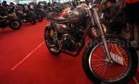 Dengan memenangi Kustomfest, Sandi mendapat hadiah pergi untuk melihat pameran modifikasi 24th Annual Mooneyes–Yokohama Hot Rod Custom Show, 6 Desember 2015, di Jepang.