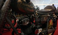 Sandi mengubah tampilan Honda Tiger 1995 menjadi satu model cafe racer yang sesuai dengan keinginan Yaniv Evan.