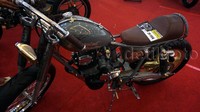     Nah jika kita bedah satu persatu apa saja yang diubah urang Bandung ini pada Honda Tiger 1995 miliknya. Sandi membuat ulang sasis demi mensesuaikan dengan konsep yang diberikan Yaniv Evan. Perubahan yang paling terlihat berikutnya terletak pada pelek dengan menggunakan RIBBEB Hub+215-18 Custom.
