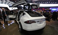 SUV listrik Tesla Model X. Untuk model standar dengan seri 90D alias paling bawah, mobil ini bisa berlari hingga 275 mil. Mobil ini hanya butuh waktu 4,8 detik untuk menempuh 0-100 km per jam. Namun untuk versi performa P90 D jelajahnya berkurang menjadi 250 mil saja, tetapi akselerasi mobil jadi lebih ngebut, dalam 0-100 km per jam cukup dalam 3,2 detik saja. Ist.
