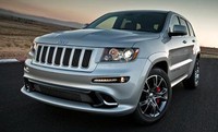 Jeep Grand Cherokee SRT dibekali mesin V8 besar 6.400cc dengan sistem gerak all-wheel drive secara standar plus launch control. Mobil ini mampu melejit 0-100 km/jam dalam 4,8 detik. Ist.