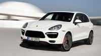 Porsche Cayenne Turbo S dibekali mesin turbo ganda V8 berkapasitas 4.800cc. Mobil itu butuh 3,8 detik untuk melesat dari diam ke 100 km/jam. Ist.
