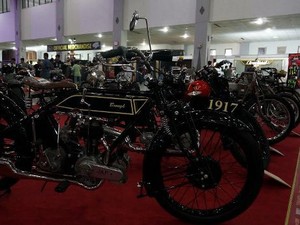 Ayo Tebak? Motor Tua Lebih Cocok Pakai Pelumas Kental Atau Encer?