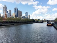 Kawasan Southbank di tepi Sungai Yarra, Melbourne, Australia cukup populer sebagai tempat nongkrong anak muda hingga dewasa. Southbank tampak cantik dengan aliran Sungai Yarra dan gedung modern di kanan kirinya (Angga/detikTravel)