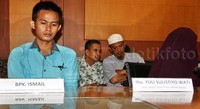 Pemberian santunan kepada ahli waris dilakukan di ruang rapat Kepala BNP2TKI. Seperti diketahui, tiga TKI telah menjadi korban Tragedi Mina. Ketiganya adalah Akhmad Jamhuri Bin Hisyam, Asdinur Bin Sanurih, dan Wartoyo Usman Kalib. Pool/Lamhot Aritonang/detikFoto.