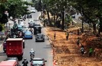 Pekerja meratakan tanah dalam proyek pelebaran Jalan Cassablanca.