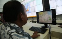 Petugas menunjukkan wilayah yang masih terbakar.