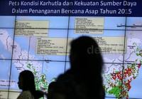 BNPB menunjukkan peta kondisi karhutla dan kekuatan sember daya dalam penanganan bencana asap tahun 2015.