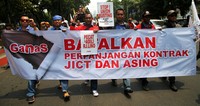 Massa longmarch sambil membentangkan spanduk tuntutan.