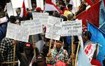 Massa Ganas Demo di Depan Istana