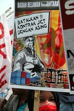 Massa Ganas Demo di Depan Istana