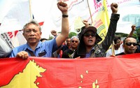 Massa berorasi sambil mengepalkan tangan.