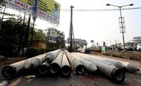 Sebab, jembatan-jembatan yang ada saat ini tidak lagi dianggap kokoh.