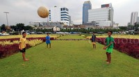 Mereka tampak ceria.