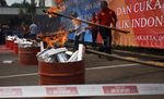 Ribuan Botol Miras dan Rokok Illegal Dimusnahkan