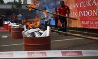Rokok dimusnahkan dengan cara dibakar.
