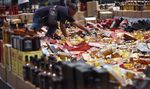Ribuan Botol Miras dan Rokok Illegal Dimusnahkan