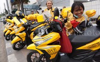 Barisan motor pengendara ojek online terlihat parkir di pinggir jalan dan trotoar, Jakarta, Selasa (6/10/2015). Alfathir Yulianda/detikFoto.