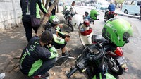 Driver Grabbike 'mangkal' di pinggir jalan. Alfathir Yulianda/detikFoto.