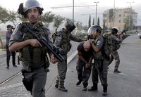 Seorang warga Palestina ditangkap polisi Israel. REUTERS/Ammar Awad.
