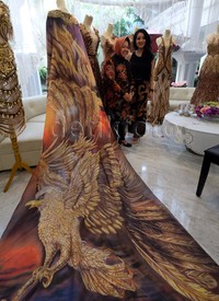 Risma memuji Diana yang mampu membawa nama besar Surabaya di dunia internasional.