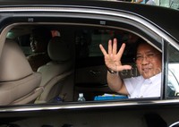 Menkominfo Rudiantara melambaikan tangan saat meninggalkan gedung KPK. Lamhot Aritonang/detikFoto.