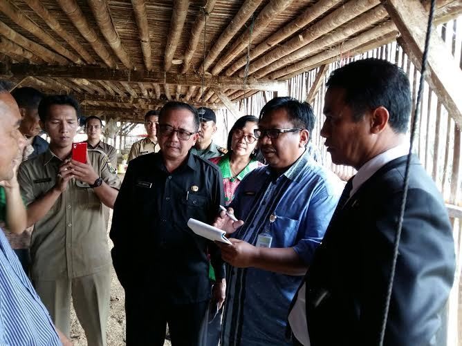 Pakai Jas dan Berdasi, Mentan Masuk Kandang Ayam