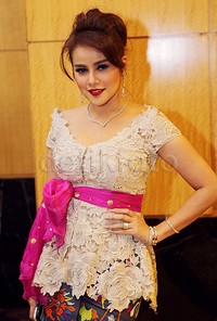 Olla Ramlan terlihat cantik dalam balutan kebaya dan kain tenun. Pool/Ismail/detikFoto.
