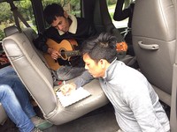 Ariel dan Lukman tampak sedang latihan di mobil. (dok. Musica Studio's)
