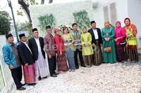 Nina dan Chandra berfoto dengan keluarga seusai lamaran. Pool/Ismail/detikFoto.