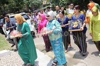 Pihak keluarga Chandra membawa seserahan saat tiba di lokasi acara. Pool/Ismail/detikFoto.