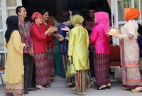 Keluarga Nina pun langsung menyambut kedatangan keluarga Chandra. Pool/Ismail/detikFoto.