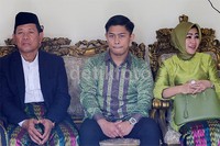 Pihak Chandra melalui ayahandanya, Tauphan Anshar Nur, menyampaikan permintaan lamaran. Pool/Ismail/detikFoto.