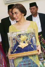 Potret Kebahagiaan Nina Zatulini Dilamar Sang Kekasih