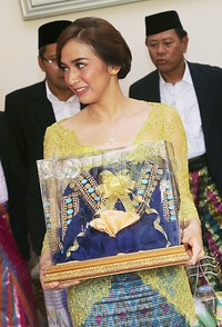 Setelah resmi lamaran diterima, Nina diberikan tali kasih berupa cincin dan pakaian adat Makassar. Pool/Ismail/detikFoto.