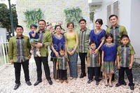 Warna hijau dan biru menghiasi prosesi tunangan Nina dan Chandra. Pool/Ismail/detikFoto.