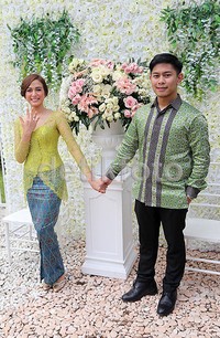 Nina memamerkan cincin tunangannya. Pool/Ismail/detikFoto.