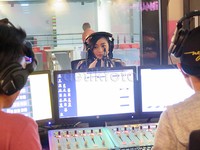Kedatangan Rinni Wulandari di Malaysia langsung disambut dengan agenda siaran di salah satu stasiun radio.