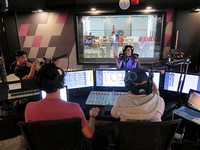 Selama sekitar satu jam, siaran berlangsung begitu seru.