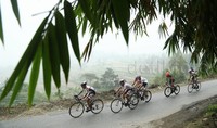 Para pebalap melintasi tanjakan di pegunungan Singkarak.