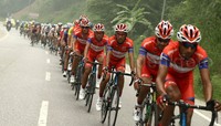 Para pebalap menembus pekatnya kabut asap.
