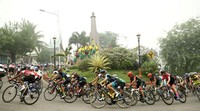 Para pebalap melintasi Solok yang diselimuti kabut asap.