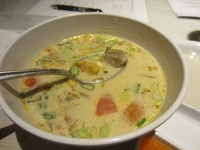 Semangkuk soto Betawi disajikan hangat. Dagingnya yang empuk dicampur dengan kuah gurih yang terbuat dari susu. Dicampur dengan potongan tomat, kentang dan juga daun seledri.
