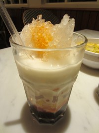 Es teler a la Bandung ini memiliki rasa yang enak. Dengan isian tape, ketan hitam dan nangka terasa segar dan manis.