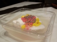 Setelah puas dengan sajian gurih, Anda dapat mencicip dessert yang lembut. Puding dengan rasa air kelapa segar ini sangat enak, apalagi ditambahkan dengan serutan kelapa muda, nangka dan juga mutiara hingga selasih.