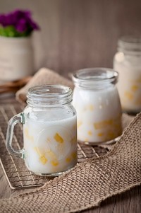 Talam jagung ini disajikan dalam gelas kaca. Teksturnya yang lembut dengan rasa manis gurihnya tercecap rasa yang nikmat. Cocok sebagai hidangan penutup.