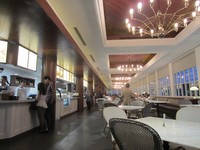 Dengan interior bergaya kolonial Belanda, tempat ini sangat cocok dijadikan tempat makan enak bersama keluarga dan teman.