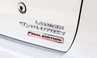 Logo Final Edition dipampang di bawah Lancer Evolution pada bagian belakang. Ist/Mitsubishi.